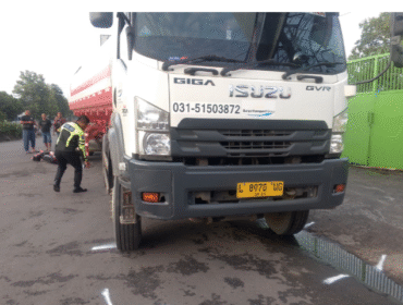 Truk tangki menyeruduk keras motor sedang berhenti ditkendarai Astutik, 37, di parkir di  Embong Miring, Desa Denanyar, Kecamatan Jombang, Kabupaten Jombang, Jumat (20/2/2026) pagi. Foto: kredonews.com/ elok apritanto