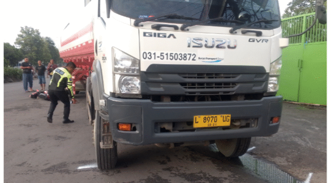 Truk tangki menyeruduk keras motor sedang berhenti ditkendarai Astutik, 37, di parkir di  Embong Miring, Desa Denanyar, Kecamatan Jombang, Kabupaten Jombang, Jumat (20/2/2026) pagi. Foto: kredonews.com/ elok apritanto