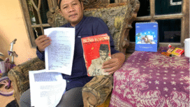 Pemerhati sejarah, Arif Yulianto atau Cak Arif menunjukkan sejumlah data. Foto: kredonews.com/ elok apriyanto