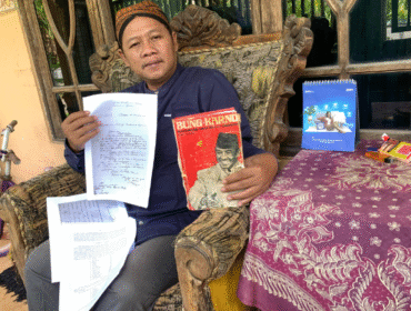 Pemerhati sejarah, Arif Yulianto atau Cak Arif menunjukkan sejumlah data. Foto: kredonews.com/ elok apriyanto
