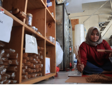 Perajin dupa asal Desa Bawangan, Kecamatan Ploso, Jombang. kredonews.com/ elok apriyanto
