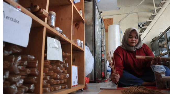 Perajin dupa asal Desa Bawangan, Kecamatan Ploso, Jombang. kredonews.com/ elok apriyanto