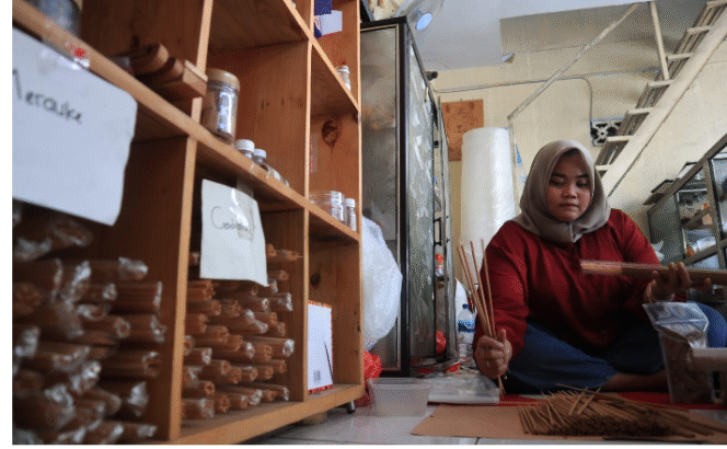 
					Perajin dupa asal Desa Bawangan, Kecamatan Ploso, Jombang. kredonews.com/ elok apriyanto