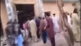 Tangkap video Instaram@firstpost, usai terjadi leadakan di masjid Khadijah Tul Kubra, Pakistan. Saat jemaah ramai hendak melaksnaakan salat Jumat, 6 Februrari 2026. Foto: Instagram@firstpost