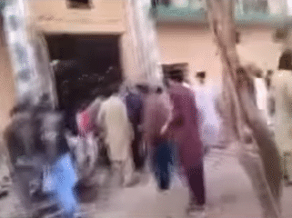 Tangkap video Instaram@firstpost, usai terjadi leadakan di masjid Khadijah Tul Kubra, Pakistan. Saat jemaah ramai hendak melaksnaakan salat Jumat, 6 Februrari 2026. Foto: Instagram@firstpost