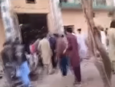 Tangkap video Instaram@firstpost, usai terjadi leadakan di masjid Khadijah Tul Kubra, Pakistan. Saat jemaah ramai hendak melaksnaakan salat Jumat, 6 Februrari 2026. Foto: Instagram@firstpost