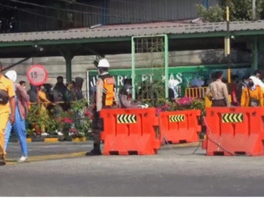 Perusahaan mie instan dio Gresik, melakukan perumahan ratusan pekerja hanya lewatGorup Whatapps. Para pekerja kebingungan, karena tidak ada penjelasan dari pihak perusahaan. Foto: kredonews.com/ sanny