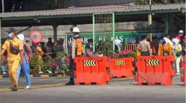 Perusahaan mie instan dio Gresik, melakukan perumahan ratusan pekerja hanya lewatGorup Whatapps. Para pekerja kebingungan, karena tidak ada penjelasan dari pihak perusahaan. Foto: kredonews.com/ sanny