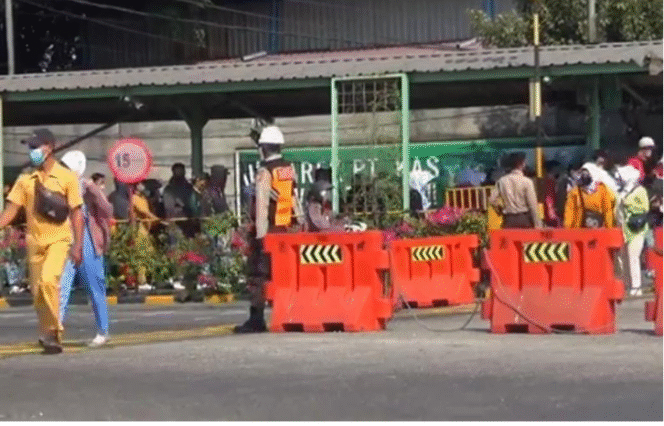 
					Perusahaan mie instan dio Gresik, melakukan perumahan ratusan pekerja hanya lewatGorup Whatapps. Para pekerja kebingungan, karena tidak ada penjelasan dari pihak perusahaan. Foto: kredonews.com/ sanny