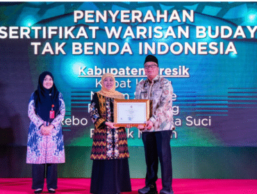 Wabup Gresik, dr. H. Asluchul Alif saat menerima penetapan Warisan Budaya Tak Benda Indonesia (WBTBI) dari Gubernur Khofifah Indar Parawansa. Foto: Ist