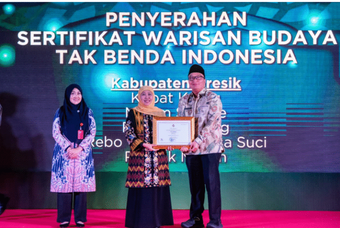 
					Wabup Gresik, dr. H. Asluchul Alif saat menerima penetapan Warisan Budaya Tak Benda Indonesia (WBTBI) dari Gubernur Khofifah Indar Parawansa. Foto: Ist