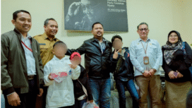 Bupati Gresik Fandi Akhmad Yani , yang akrab disapa Gus Yani  bertemmu dengan tiga anak PMI, yang mendapat fasilitas dari pemkab kembali ke kampung halaman. Foto: Foto: ist