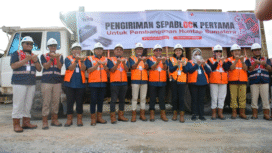 Manajemen SIG dan PT Semen Padang saat pelepasan pengiriman perdana bata interlock presisi di Pabrik Indarung PT Semen Padang, Sumatra Barat, untuk pembangunan huntap (hunian tetap) korban bencana di Kampung Talang, Kecamatan Pauh, Kota Padang, Sumatra Barat. Foto: Ist