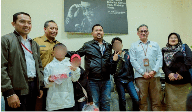 
					Bupati Gresik Fandi Akhmad Yani , yang akrab disapa Gus Yani  bertemmu dengan tiga anak PMI, yang mendapat fasilitas dari pemkab kembali ke kampung halaman. Foto: Foto: ist