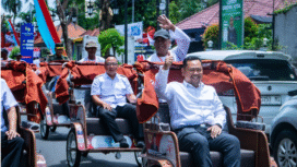 Bupati Gresik, Fandi Akhmad Yani secara simbolis menyerahkan bantuan 200 becak listrik dari Presiden Republik Indonesia Prabowo Subianto kepada para pembecak lansia di Kabupaten Gresik,  di Rumah Dinas Wakil Bupati Gresik, Rabu, 4 Februari 2026. Foto: kredonews.com/ Abdullah Nur Ubaed