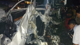 Kondisi kendaraan Sigra benar-benar memet pasca tabrakan melawan KA Sembrani, di perlintasan sebidang di perlintasan tanpa palang pintu KM 67+01, Desa Datinawong, Kecamatan Babat, Kabupaten Lamongan, Jawa Timur., Rabu malam, 4 Febaruari 2026. Foto: factualnrews.com