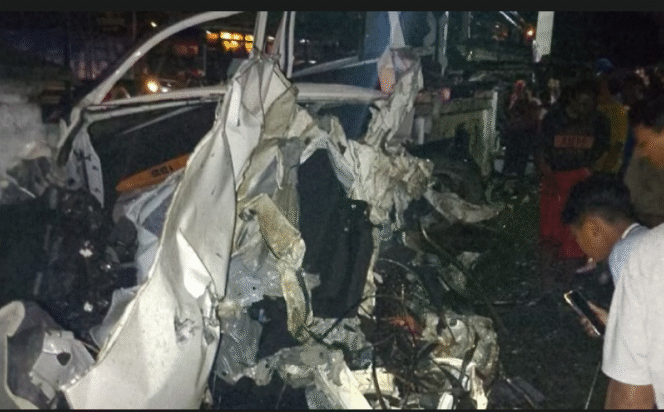 
					Kondisi kendaraan Sigra benar-benar memet pasca tabrakan melawan KA Sembrani, di perlintasan sebidang di perlintasan tanpa palang pintu KM 67+01, Desa Datinawong, Kecamatan Babat, Kabupaten Lamongan, Jawa Timur., Rabu malam, 4 Febaruari 2026. Foto: factualnrews.com