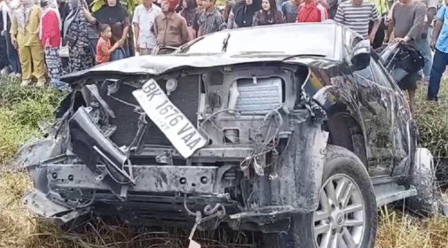 Terjadi tabrakan antara rangkaian KA Putri Deli dengan minibus berada di perlintasan kereta api tanpa palang pintu di Jalan Budi Utomo, Kisaran, Kabupaten Asahan. Minggu siang, 15 Febaruari 2026. Foto iNews

