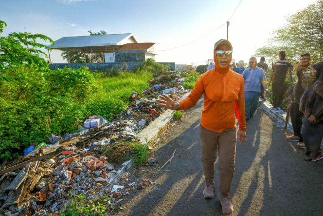 
					Gotong royong bukan hanya membersihkan lingkungan, tapi juga menumbuhkan rasa memiliki. Ist