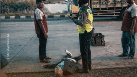 Mengenaskan kondisi kakek berusia 67 tahun, tergeletak di jalan by pass Krian, Sidoarjo, akibat ditabrak motor pelajar, setelah turun dari bus Mira, Selasa, 3 Februari 2026. Korban dibawa ke rumah sakit terdekat. Foto: Instagram@infokrian