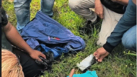 Tim gabungan pemburu Polsek Girisubo serta SAR, telah menemukan handuk warna hijau ada tulisan AKABRI beserta HP, jaket, dan earphone di sekitar tebing Watusigar, Ponorogo (wilayah Girisubo, Gunungkidul), Senin 2 Faberuari 2026. Foto: Instagram@inspirasigunungkidul
Barang-barang ini ditemukan 70 meter di bawah tebing medan curam, dikonfirmasi milik AS (30), terduga pembunuh ibunya di Ponorogo, Jawa Timur, oleh keluarganya.