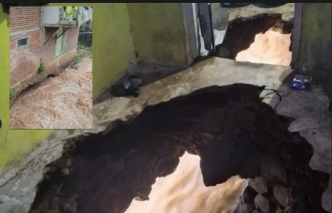 
					Sudah empat hari belum ditemukan keberadaan seorang perempuan bernam Enok, 43,  Kampung Cijagra, Desa Cilame, Kecamatan Kutawaringin, Kabupaten Bandung, dilaporkan hilang pada Senin (2/2/2026). Tampak lantai kamar mandinya jebol, langsung ke sungai. Foto: ist