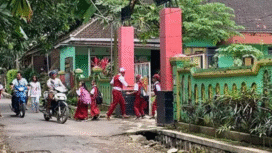 SDN 2 Jelbuk, Jember jadi viral, seorang ibu guru wali klas IV sekolah itu dua kali kehilangan uang Rp 200.000, kemudan Rp 75.000. Ia mjengkeal lalu melakukan penggeledahan 22 siswany. Semula tasnya digeledah, tahap mdua seluruh siswa lalu-laki telangan, dan yang perempuan mengenakan pakaian dalam Kini dinonaktifkan mdari mengajar. Foto: ist