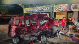 Kendaraan Daihatsu Esppass bermuatan sayur ringsek berat, akibat tertabrak dan terdorong hingga 20 meter oleh PO Bus Sumber Selamat, di jl Raya Glagahan Perak, Jombang, Rabu dini hari, 11 Februari 2026. Foto: Instagram@infoseputarjombang