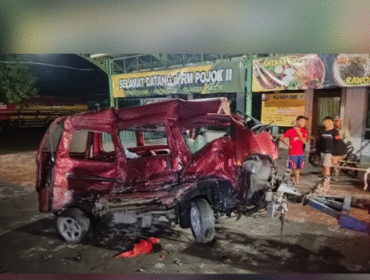 Kendaraan Daihatsu Esppass bermuatan sayur ringsek berat, akibat tertabrak dan terdorong hingga 20 meter oleh PO Bus Sumber Selamat, di jl Raya Glagahan Perak, Jombang, Rabu dini hari, 11 Februari 2026. Foto: Instagram@infoseputarjombang