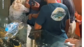 Seorang perempuan ditangkap massa, setelah berusaha merampas tas berisi emas dan melempar bom molotov di toko perhiasan Jl. Somba Opu, Makassar, Kamis 12 Febaruari 2026. Foto: Instagram@beritajalanan