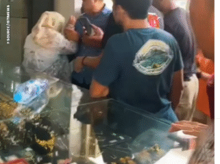 Seorang perempuan ditangkap massa, setelah berusaha merampas tas berisi emas dan melempar bom molotov di toko perhiasan Jl. Somba Opu, Makassar, Kamis 12 Febaruari 2026. Foto: Instagram@beritajalanan