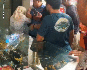 Seorang perempuan ditangkap massa, setelah berusaha merampas tas berisi emas dan melempar bom molotov di toko perhiasan Jl. Somba Opu, Makassar, Kamis 12 Febaruari 2026. Foto: Instagram@beritajalanan