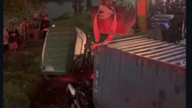 Proses pengangkatan kotener 32 ton yang menimpa sebuah sedang ditumpangi enam orang sekeluarga. Ayah, ibua dan satu balta meninggal dunia. Terjadi di Jalan Irigasi Bendasari, Desa Kondangjaya, Kecamatan Karawang Timur, terjadi pada Minggu (15/2/2026) pukul 20.00 WIB..