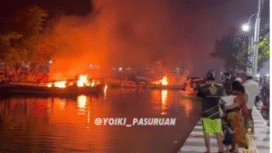 Sedikitnya tiga hingga empat unit  perahu nelayan terbakar saat ditambatkan  Ngemplak–Kisik, Rabu sekitar 20.41 wib, 4 Februari 2026. Petugas Damkar sedang dikerahkan untui memadamkan kebakaran ini. Foto: Instagram@yoiki_pasuruan
