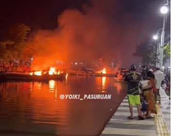 Sedikitnya tiga hingga empat unit  perahu nelayan terbakar saat ditambatkan  Ngemplak–Kisik, Rabu sekitar 20.41 wib, 4 Februari 2026. Petugas Damkar sedang dikerahkan untui memadamkan kebakaran ini. Foto: Instagram@yoiki_pasuruan