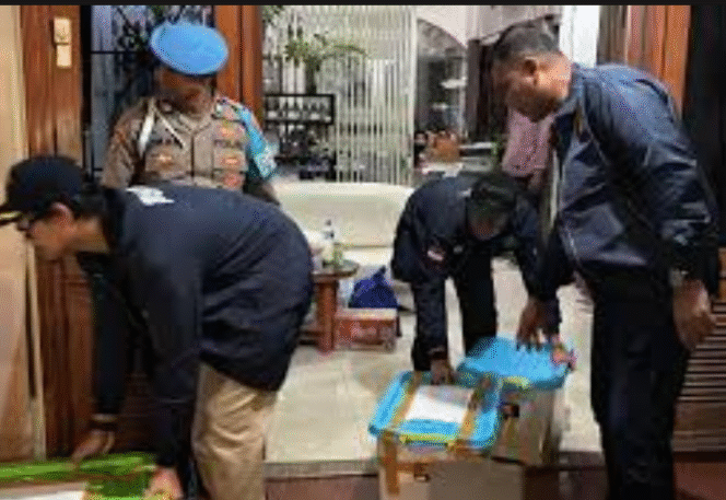 
					Petugas Bareskrim Polri membawa box plastik diduga wadah emas sitaan yang ditemukan di rumah TW, pemilik toko emas Semar, di Nganjuk. Foto: keuanganews.co