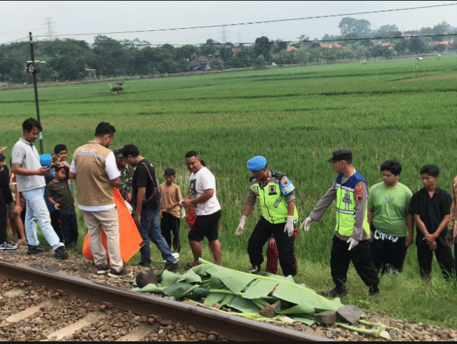 
					Rangkaian KA menyambar tiga wanita yang sesdang berjalan di KM 72 plus 800 jalur antara Stasiun Kuripan-Ujungnegoro. Masuk Desa Ujungnegoro, Kecamatan Kandeman, Kabupaten Batang. Rabu (25/2/2026) pukul 12.51 WIB. Foto: ist