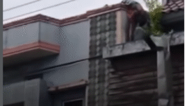 Tampak satu dari dua pria pekerja yang membersihkan sebuah apotek di Gondanglegi Kulon. kabupaten Malang, alami luka bakar akibat sengatan lsitrik yang terjadi Sabtu 7 Februari 2026. Foto: Instagram@jtvmalangofficial. 