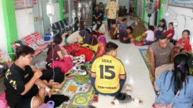 Hampir selurhh ruangan di Puskesmas Maua, digunakan untuk memberikan perawatan kepada siswa yang terduga keracunan perkedel di wilayah Ketapan, Kalimantan Barat. Foto: infonasional.com