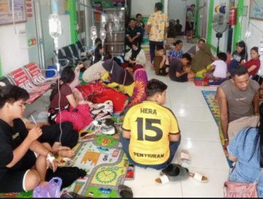 Hampir selurhh ruangan di Puskesmas Maua, digunakan untuk memberikan perawatan kepada siswa yang terduga keracunan perkedel di wilayah Ketapan, Kalimantan Barat. Foto: infonasional.com