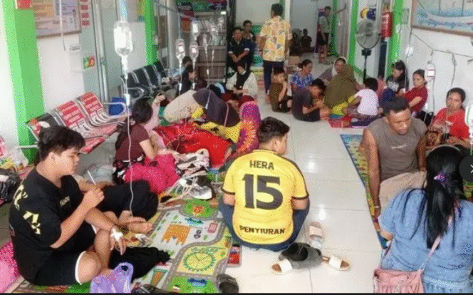 
					Hampir selurhh ruangan di Puskesmas Maua, digunakan untuk memberikan perawatan kepada siswa yang terduga keracunan perkedel di wilayah Ketapan, Kalimantan Barat. Foto: infonasional.com