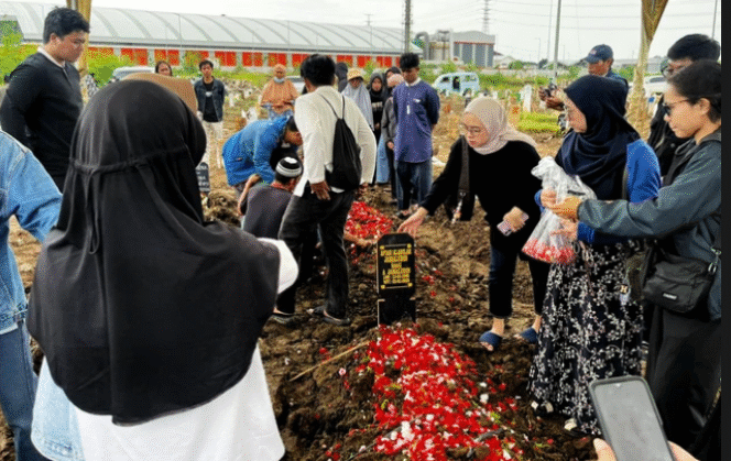 
					Ibu, kakak dan adik tewas diracun oleh anak kandung, menggunakan teh dicampur sianida. Pelakunya adalah anak- lelakaki nomor dua di antara keluarga di Warakas, Jakarta. Foto: kumparan.com