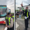 Polantas Jombang bertindak tegas, bus PO Haraoan jaya melaju ugal-ugalan, zigzak dan melanggar marka jalan. Setelah diuber dan digeledah polisi temukan botol bekas berisi minuman keras saat dihentikan di perlintasan rel KA, Bandarkedungmulyo, Jombang, Senin sore, 16 Febaruari 2026. Foto: Instagram@kabarjombangdotcom