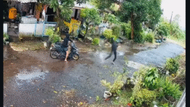 Terecam kamera pengawasa, saar dua pria mengendarai motor melemparkan bungkusan ke dalam Lapas Kelas I, Surabaya, ternyata berisi narkoba dan cjarger. Foto: Instagram@lapassurabay