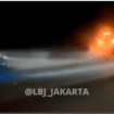 SUV Jetour mencelat beberap meter dan terbakar, dua penumpang berhasil lolos dari maut, akibat diseruduk BM yang beryuaha menyalip dari bagu jalan, terjadi di tol Jagorawi KM 31B, Citeureup, pada Minggu (1/2) malam. Foto: Instagram@lbj_jakarta