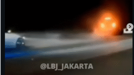 SUV Jetour mencelat beberap meter dan terbakar, dua penumpang berhasil lolos dari maut, akibat diseruduk BM yang beryuaha menyalip dari bagu jalan, terjadi di tol Jagorawi KM 31B, Citeureup, pada Minggu (1/2) malam. Foto: Instagram@lbj_jakarta