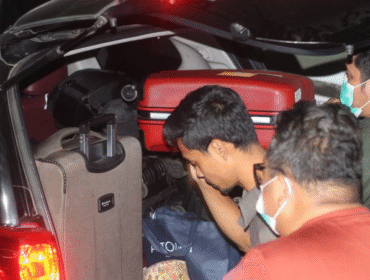 Petugas dari KPK melakukan penggeledahan di kantor di kantor Koperasi Simpan Pinjam dan Pembiayaan Syariah (KSPPS) Artha Bahana Syariah di Pati, Jawa Tengah, Selasa 24 Februari 2026. Penggelahan ini terkait dengan OTT KPK terhadap bupati pati, Sudewo, 19 Januari 2026. Foto: lingkartv.com