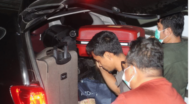 Petugas dari KPK melakukan penggeledahan di kantor di kantor Koperasi Simpan Pinjam dan Pembiayaan Syariah (KSPPS) Artha Bahana Syariah di Pati, Jawa Tengah, Selasa 24 Februari 2026. Penggelahan ini terkait dengan OTT KPK terhadap bupati pati, Sudewo, 19 Januari 2026. Foto: lingkartv.com