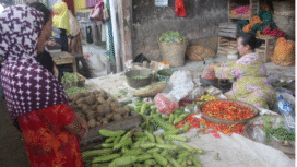 Cek harga kebutuhan pokok jelang Ramadhan di Jombang, Selasa 17 Febaruari 2026, harga cabai, bawang dan lainlian semakin membubung tinggi. Foto: kredonews.com/ elok apriyanto