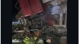 Terjadi lagi kecelakaan tunggal truk tronton di kawasan Kopeng-Magelang, Jumat pukul 05.00 WIB, 27 Februari 2026. Diduga rem blong,  menabrak pagar empat rumah warga di Dusun Jengkol, Desa Losari, Kecamatan Pakis, Kabupaten Magelang. Foto: Instagram@magelang_raya